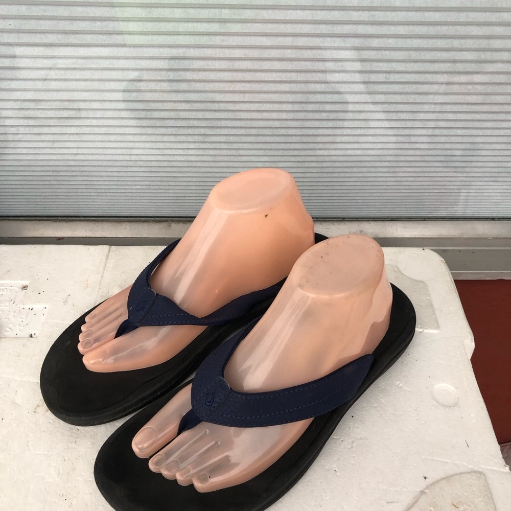 OLUKAI BLACK FLIP FLOP SANDALS WITH BLUE STRAPS, WOMENS SIZE 40/10US
